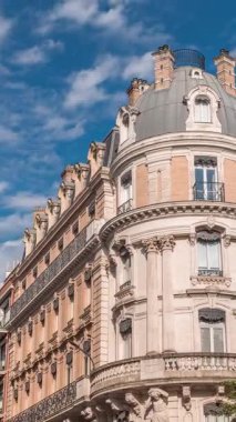 Toulouse, Occitanie, Fransa 'daki Rue de Metz zaman kavşağı, tarihi cepheleri, dükkanları, kafeleri ve mavi bulutlu gökyüzü. Şehrin göbeğinde canlı bir şehir manzarası