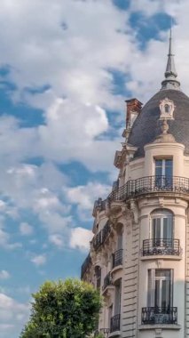 Fransa 'nın Toulouse şehrinde Rue du Languedoc ve Theodore Ozenne kavşağındaki tarihi cephelerde. Mağazalar, Carmes metro istasyonu yakınlarındaki kafeler canlı şehir merkezinde bulutların altında mavi bir gökyüzünde