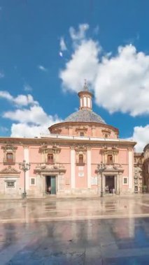 Valencias Plaza de la Virgen 'in panoramik zaman atlaması, Katedral, Basilica de la Virgen de los Desamparados ve Turia Fountain' in mavi gökyüzü altında sergilenmesi