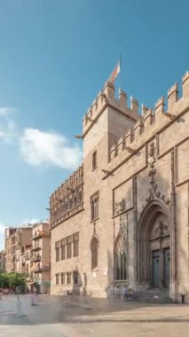 Lonja de la Seda İpek Borsası, Valencias Pazar Meydanı 'nda, şehrin Altın Çağı' nı sembolize ediyor. Spains 'te bulutlu bir gökyüzü altındaki görkemli Gotik mimari