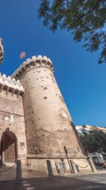 Valencia, İspanya 'da Quart zaman atlaması kuleleri. Tarihi ortaçağ geçidi, antik şehir duvarlarının bir parçası. Zengin bir kültürel mirası olan popüler bir yer. Mavi gökyüzü ve sokak trafiği.