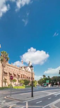 Valencia, İspanya 'daki Santo Domingo Manastırı' nda Tetuan zaman atlaması. Eski Askeri Komuta Merkezi 'ne ev sahipliği yapan tarihi bina. Bulutlu gökyüzü ve sokak trafiği.