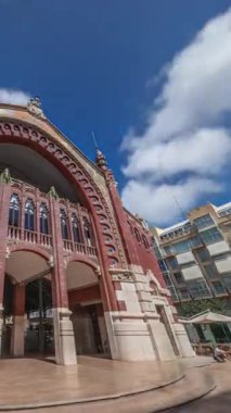 Valencia, İspanya 'da Mercado de Colon ön cephe zaman atlaması, çarpıcı Art Nouveau mimarisi sergileniyor. Güzelce restore edilmiş bir pazar binasında dükkanları ve kafeleri olan popüler turistik yerler.