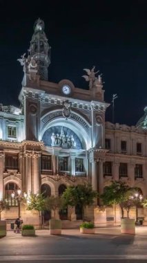 Valensiya 'daki tarihi posta ofisi Palau de les Comunicacions Belediye Binası Plaza del Ayuntamiento' da gece vakti aşırı hız. İspanya şehir merkezinde sokak ve cephe trafiği.