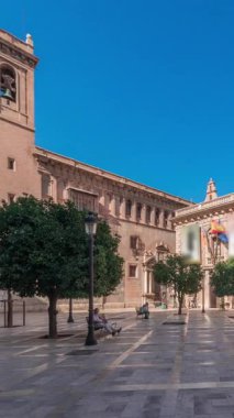 Panorama, tarihi Museo del Patriarca müzesi, heykeller ve Patrik Kilisesi 'nin yer aldığı, Valencia' daki Patriklik Koleji Meydanı 'nı gösteriyor. Açık mavi gökyüzü, İspanya.