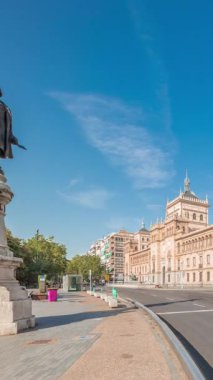 Panorama, İspanya, Valladolid Plaza de Zorrilla 'da Süvari Akademisi' nin zaman çizelgesini gösteriyor. Karmaşık mimarisi olan tarihi askeri bina, bulutlu mavi bir gökyüzünün altında kalabalık şehir manzarası ile çevrili.