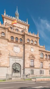 Panorama, İspanya, Valladolid Plaza de Zorrilla 'da Süvari Akademisi zaman çizelgesi gösteriyor. Karmaşık mimarisi olan tarihi askeri bina, mavi bulutlu gökyüzünün altında kalabalık şehir manzaralarıyla çevrili.