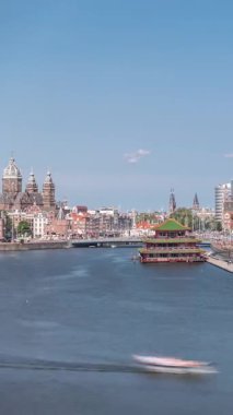 Sudaki pagoda biçiminde bir Çin restoranının hava manzarası, tarihi şehir merkezi binaları ve modern mimari zaman aralığının zeminine göre ayarlanmış. Amsterdam, Hollanda