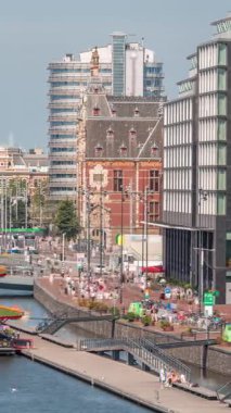 Sudaki pagoda biçiminde bir Çin restoranının havadan görünüşü, tarihi şehir merkezi binaları ve modern mimari zaman aralığının zeminine göre ayarlanmış. Amsterdam, Hollanda