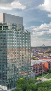 Brüksel kentsel manzarasının hava zaman çizelgesi ofis gökdelenlerini konut alanları ile harmanlıyor. Yeşil park çimenleri, tarihi çatılar ve modern mimari Belçika 'da çeşitli bir şehir manzarası oluşturur