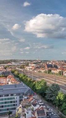 Brüksel Kuzey İstasyonu 'nun tren rayları, gelen ve giden trenlerle dolu. Schaerbeek şehir manzarası kırmızı çatılar, sanayi bölgeleri ve bulutlu bir gökyüzü. Belçika