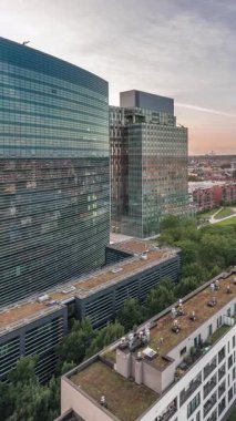 Brüksel kentsel manzarasının hava takvimi ofis gökdelenlerini gün batımında yerleşim alanlarıyla harmanlıyor. Yeşil park çimenleri, tarihi çatılar ve modern mimari, Belçika 'nın çeşitli şehirleri