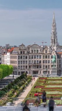 Belçika, Brüksel 'deki Mont des Arts Garden' ın uçuş zamanı. Manzarası manzaralı şehir merkezi bahçeleri, müzeleri ve ikonik mimarisi olan. Turistler panoramik şehir manzarasının keyfini çıkarıyorlar