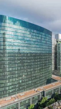 Brüksel 'in sabah kentsel manzarasının hava zaman çizelgesi ofis gökdelenlerini yerleşim alanlarıyla harmanlıyor. Yeşil park çimenleri, tarihi çatılar ve modern mimari çeşitli şehirler yaratıyor. Belçika