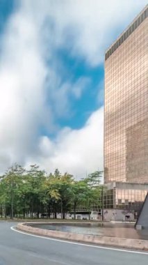 Panorama, Brüksel Kuzey İstasyonu yakınlarındaki bir kavşakta çeşmeyi gösteriyor. Simon Bolivar ve Roi Albert II caddelerinin kesişiminde gökdelenlerle çevrili trafik akıntıları var. Belçika