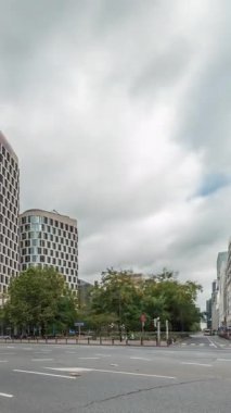 Baudouin Bulvarı, Brüksel, Belçika 'daki iş bölgesi zaman çizelgesinde trafik ve modern ofis binalarını gösteren panorama. Kavşağın yanındaki çağdaş kuleler bulutlu bir gökyüzünün altına park ederler.