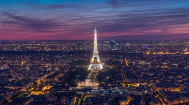 Gün batımından geceye geçiş zamanından sonra Paris Panoraması. Yaz gününde gökyüzü ne kadar da renkli. Paris-Fransa 'daki Montparnasse binasının gözlem güvertesinden Eyfel kulesi manzarası.