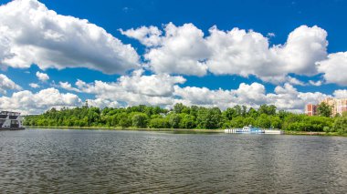 Geçmiş Zhivopisny Köprüsü ve diğer ünlü yerler timelapse hyperlapse, Rusya Moskova Nehri üzerinde tekne yüzer. Güneşli yaz günü bulutlu gökyüzü ile Motorlu tekne görüntülemek