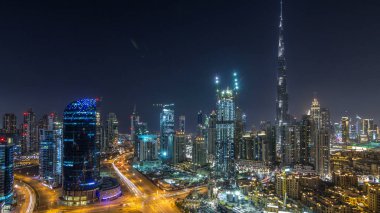 Dubai Şehir Merkezi 'nden geceye geçiş zamanı. Gece vakti büyük, fütüristik şehir üzerinde hava manzarası. Dubai 'nin gökdelenleri, Birleşik Arap Emirlikleri. Akşam gökyüzü çatıdan yükseliyor