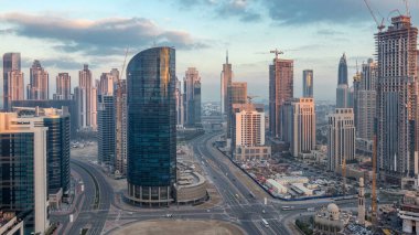 Dubai Şehir Merkezi ve İşletme Koyu. Günbegün geçiş zamanı. Büyük fütüristik şehir üzerinde havadan panoramik bir manzara. Dubai 'nin gökdelenleri, Birleşik Arap Emirlikleri. Çatıdan sabah silueti
