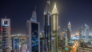 Şeyh Zayed Yolu 'nun Skyline manzarası ve Dubai, BAE' deki gece gündüz geçiş zamanı. Finans merkezindeki gökdelenler gün batımından sonra yukarıdan hava manzarası