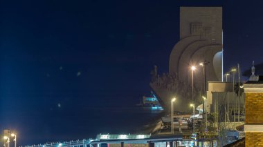 Padrao dos Descobrimentos Anıtı 'nın (Keşifler Anıtı) geceden geceye geçiş zamanının yakın görüntüsü. Lizbon 'daki Tagus Nehri kıyısında renkli bulutlarla ünlü bir anıt.
