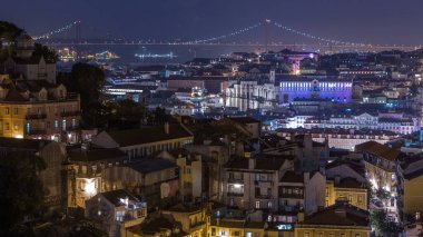 Lizbon panoraması gün batımından sonra çatıları ve eski katedrali olan şehir merkezinin hava manzarası sonbahar gününden gece geçiş zamanına, Portekiz. Sophia de Mello Breyner 'dan Andresen' in bakış açısı