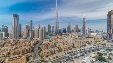Dubai şehir merkezi tüm gün ufuk çizgisi Burj Halife ve Dubai 'deki diğer panoramik manzaralı Birleşik Arap Emirlikleri ile birlikte. Gölgeler çok hızlı hareket eder. Çevre yolunda trafik