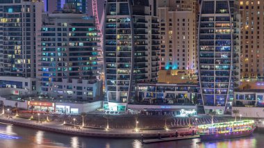 Gün batımından sonra Dubai Marina 'da gökdelenler ve hava yürüyüşü gününden geceye geçiş zamanı. Yukarıdan modern kuleler ve tekneler, lüks yatları olan limanlar. Birleşik Arap Emirlikleri