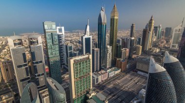 Dubai, Bae gün doğumu sırasında Şeyh Zayed Road ve Difc hava timelapse binaların Skyline görünümü. Finans merkezi ve şehir merkezinde modern kuleler ve gökdelenler