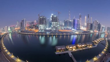 Tüm gece boyunca ışıkların kapandığı modern şehrin panorama 'sı. Business Bay, Dubai, Birleşik Arap Emirlikleri 'ndeki zarif kanal ve lüks gökdelenlerin havadan görünüşü
