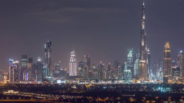 Günbatımından sonra şehrin lüks şehir merkezindeki modern binaların zaman çizelgeleri. Finansal merkez Dubai 'de günden geceye geçiş, Birleşik Arap Emirlikleri