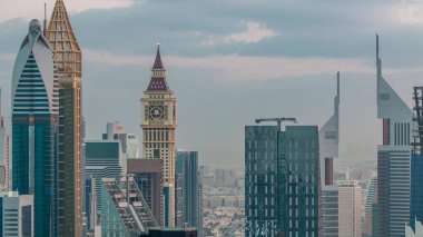 Dubai Uluslararası Finans Merkezi semt, gece den gündüze geçiş saati ne zaman ışıklı modern gökdelenler ile. Gün doğumundan önce sokaklarda trafik ile Downtown havadan görünümü