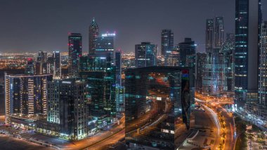 İş sahasında gece gündüz kuleler aydınlandı. Gece geçiş zamanı. Bazı gökdelenlerin çatı manzarası ve inşaat halindeki yeni kuleler. Yollarda trafik ve pencerelerde ışıklar