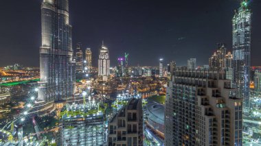 Şehir merkezindeki Dubai 'nin panoramik ufuk çizgisi manzarası. Alışveriş merkezi, çeşmeler ve Burj Halife' nin zaman çizelgesi tüm gece boyunca yanıp sönüyor. Modern ışıklandırılmış gökdelenler ve inşaat alanı