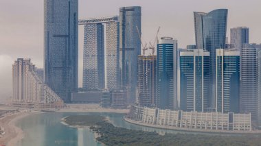 Abu Dabi 'deki Al Reem Adası' ndaki gökdelenler. Al Reem Adası 'ndan sabah sisli bir hava manzarası