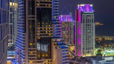 JBR ve Bluewaters Adası gece geçiş timelapse günbatımı hava gün sonra. Modern kule ve gökdelen, köprüde trafik