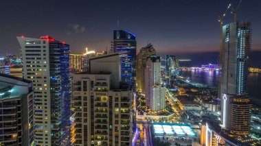 JBR ve Dubai marina gece geçiş timelapse günbatımı hava gün sonra. Modern kuleleri ve gökdelenler, yat ve tekne Körfezi üzerinde yüzen
