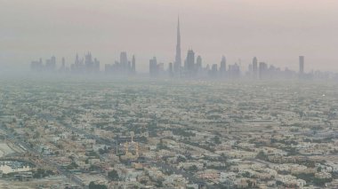 Dubai 'deki Şeyh Zayed Yolu' nun şehir merkezindeki gökdelenlerini gösteren gece gündüz geçiş zamanının Skyline görüntüsü. Helikopter pistinden hava manzarası