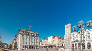Panorama, Hamburg Belediyesi zaman çizelgesini gösteriyor. Hamburg hükümetinin merkezi olan Altstadt semtinde yer alan bir yer. Bulutlu bir gökyüzünün altındaki ana meydandan görüntüle