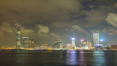 Uluslararası Ticaret Merkezi ve Hong Kong 'daki gemiyle Skyline panorama zaman çizelgesi. Batı Kowloon, Hong Kong 'daki gökdelenleri aydınlattı..