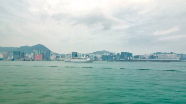 Star Ferry 'den Victoria Limanı' na doğru görüntüler. Zaman atlaması, süratli sürat. Diğer gemiler Hong Kong 'un ufuk çizgisi gibi yelken açıyor.