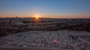 Gün batımı timelapse City'de Zeytin Dağı kaya kubbe ile üzerinden Jerusalem panorama görünüm. Alt yamacında dünyanın en büyük Yahudi mezarlığı
