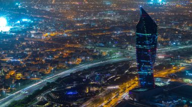 Kuveyt Şehri 'nin tepeden tırnağa şehirleri cadde ve karayolu trafiği ile geçiş zamanlarıdır. Aydınlatılmış kuleler. Basra Körfezi kıyısında yer alır..