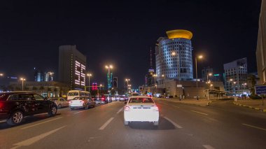 Kuveyt 'te şehir otobanındaki trafiğin içinden geç. Zaman ayarlı hiperhızlandırılmış saçmalıklar. Kuveyt, Orta Doğu