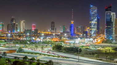 Kuveyt şehir merkezindeki gökdelenler ile gece gündüz geçiş zamanları alacakaranlıkta aydınlandı. Çatıdan hava görüntüsü. Kuveyt Şehri, Orta Doğu.