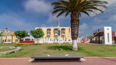 Gamarra caddesinden Santa Rosa parkına ve oradan da rıhtıma hızlı bir yürüyüş. Monumental Callao, Lima hiperlapse yakınlarındaki yeni moda alanlarından biri. Renkli evleri ve restoranları olan bir sokak. Lima Peru.