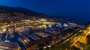 Gece geçiş timelapse Monte Carlo gün Monako Köyü bağlantı noktası Herkül ile gözlem güverteden Panoraması. Bina aydınlatma ve yatlar liman hava Üstten Görünüm.