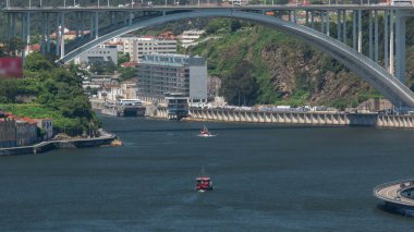 Portekiz 'in Porto kentindeki Douro Nehri' nde bir gemi gezisi yolcuları.
