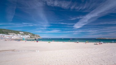 Sesimbra plajında hareket eden bulutlar, Portekiz, Atlantik Okyanusu kıyısı zaman aşımı